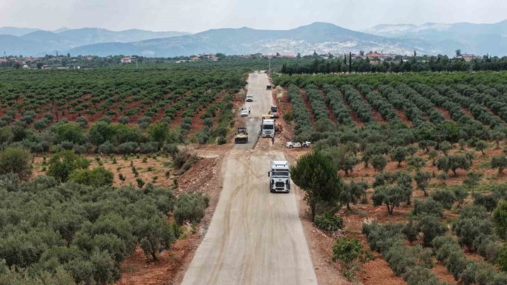 Karacasu’da 20 kilometrelik yolda sathi kaplama çalışmaları başladı