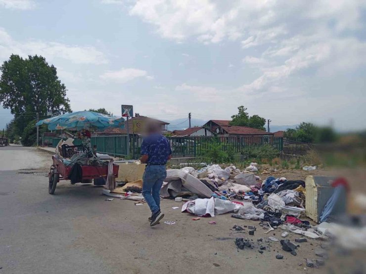 Sokağa evsel atık atarken fotoğraflandı