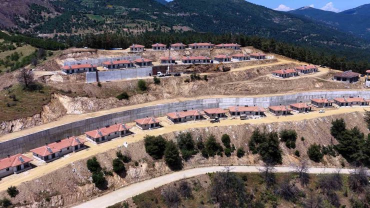Ödemiş’te yangında zarar gören konutlar yeniden yapılarak sahiplerine teslim ediliyor