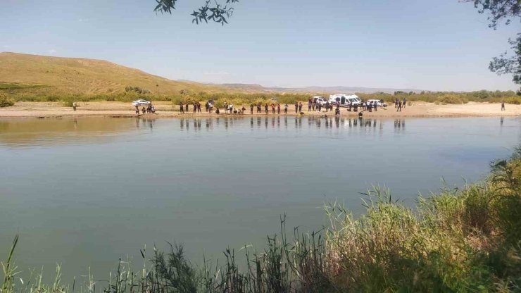 Sivas’ta serinlemek için Kızılırmak’a giren 2 kişiden 1’i kayboldu