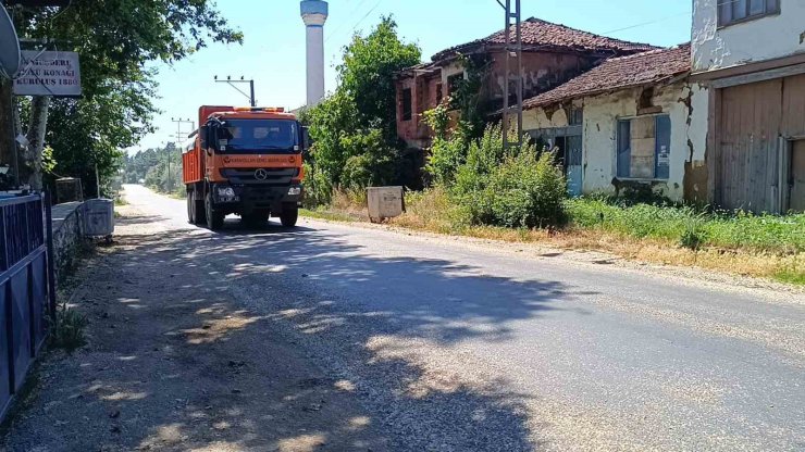 Sıcaklığın 35 dereceyi bulduğu Bilecik’te asfalt eridi