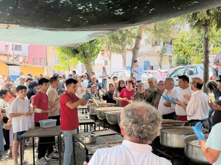 Güroluk Mahallesi’nde 34 yıllık aşure geleneği yaşatılıyor