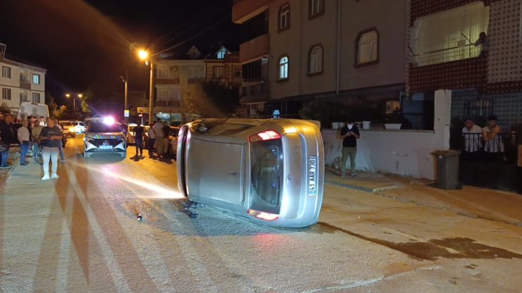 Park halindeki otomobile çarpıp yan yattı, sürücüsü olay yerinden kaçtı
