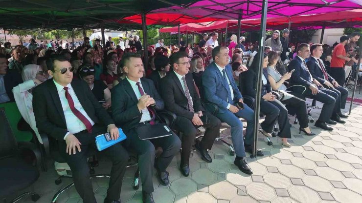 Çamelili öğrenciler kardeş okulun mezuniyet coşkusuna ortak oldu