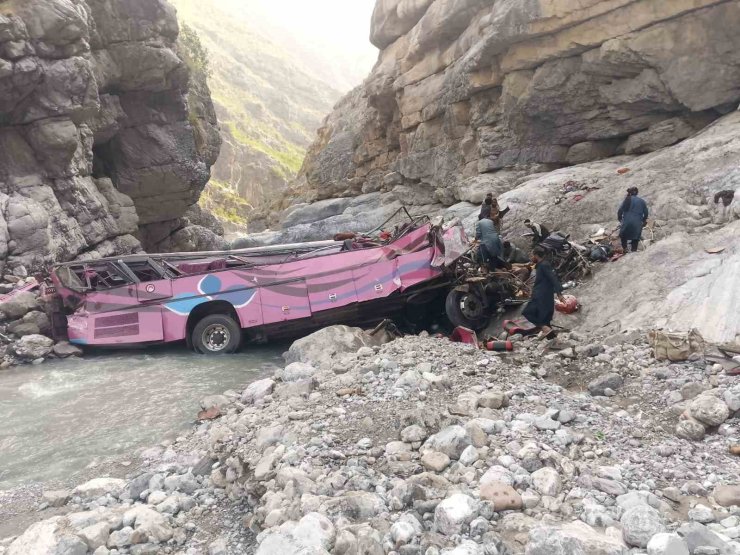 Pakistan’da yolcu otobüsü dev çukura uçtu: 40 ölü