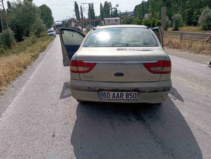 İki otomobil kafa kafaya çarpıştı: 2 yaralı