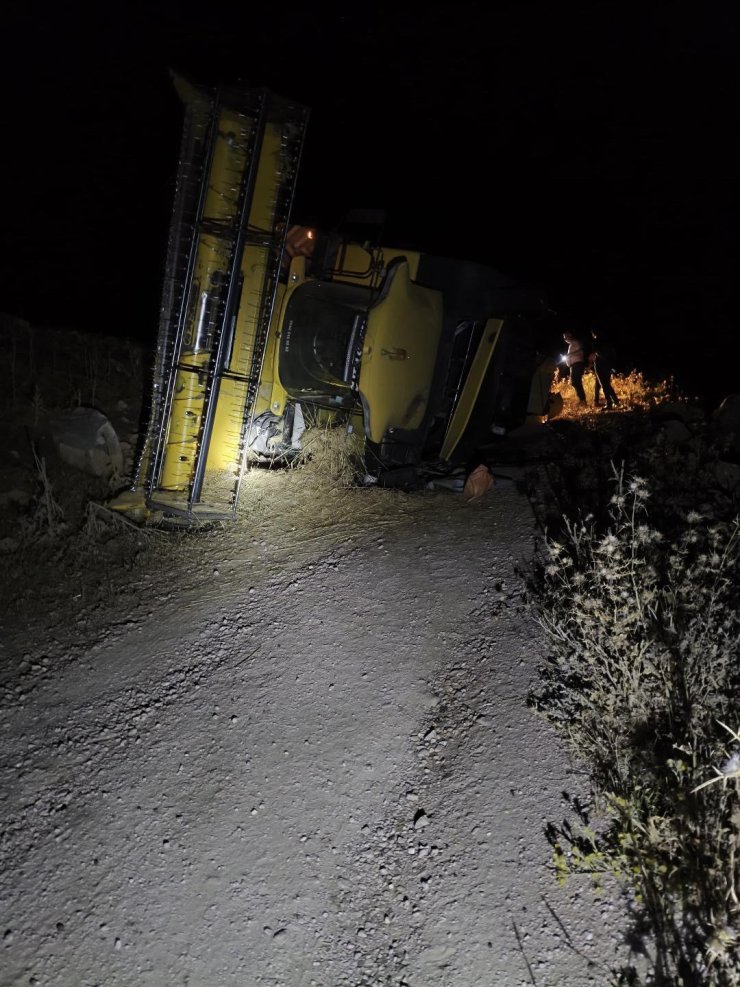 Siirt’te biçerdöver devrildi, sürücü yaralandı