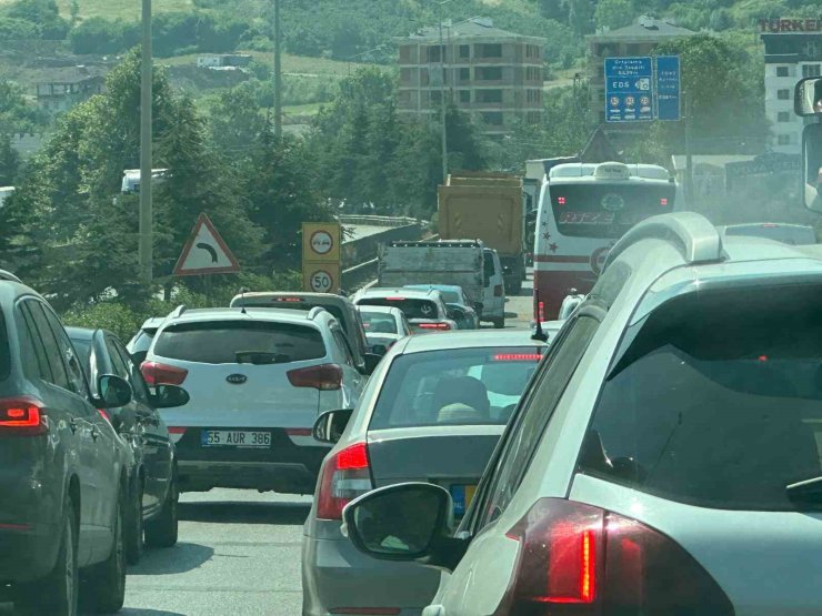 Şehir Hastanesi kavşak çalışması trafiği kilitledi: Kilometrelerce araç kuyruğu