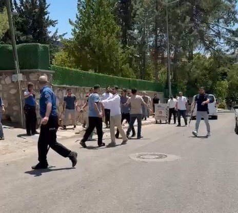 Kavga eden şahıslara biber gazıyla müdahale edildi