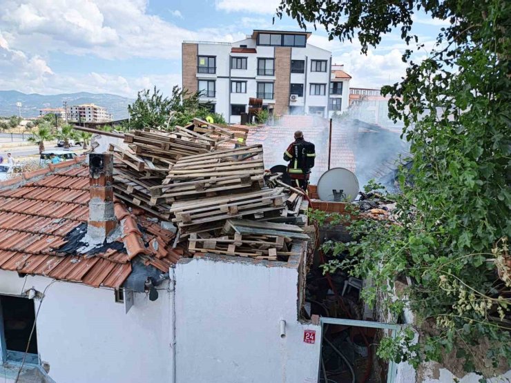 Burhaniye’de yanan evde mahsur kalan vatandaşı itfaiye kurtardı