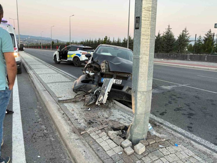 Kayseri’de otomobil aydınlatma direğine çarptı: 1 yaralı