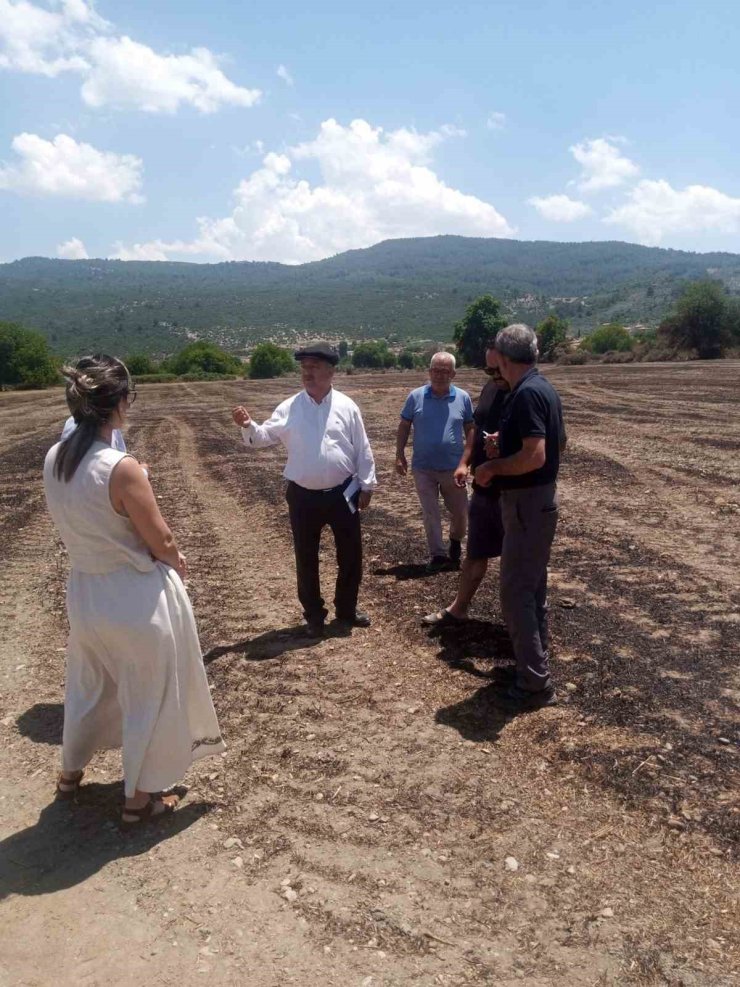 Baştuğ Yelişyurt’ta 14 ton saman balyası yanan üreticiyi ziyaret etti