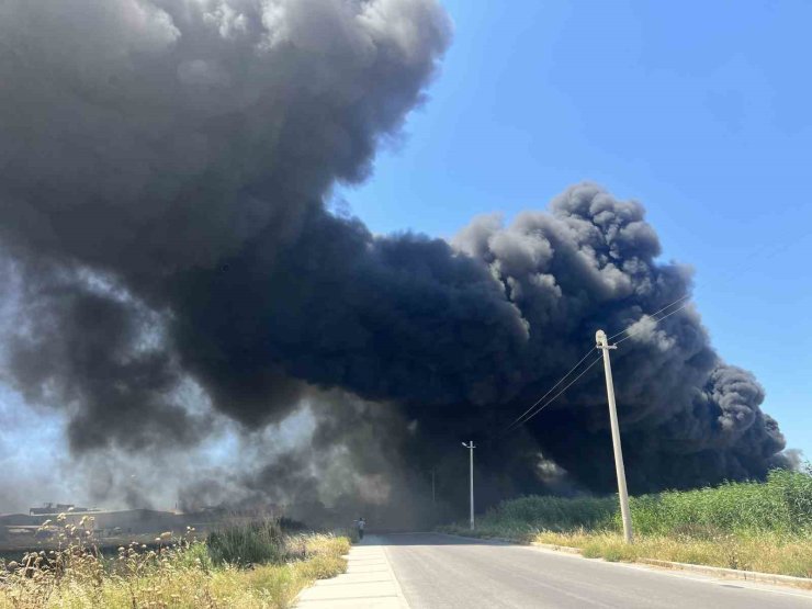 İzmir’de geri dönüşüm fabrikasında korkutan yangın