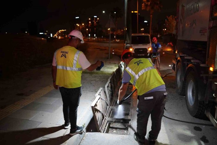 Mersin’de yağmur suyu hatları temizleniyor