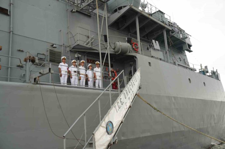 Türk donanmasından Atlantik’in ötesinde güç gösterisi: TCG Oruçreis New York’ta