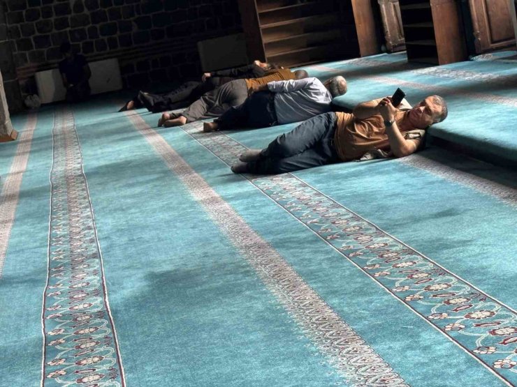 Diyarbakır’da termometreler 40 dereceyi gösterince vatandaşlar soluğu camilerde aldı