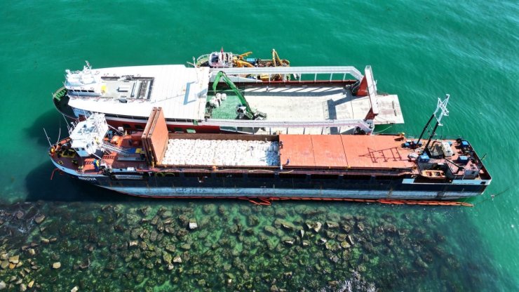 Karasu’da karaya oturan gemiyi kurtarma çalışmalarına başlandı