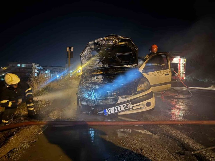 Seyir halindeki otomobil alev aldı