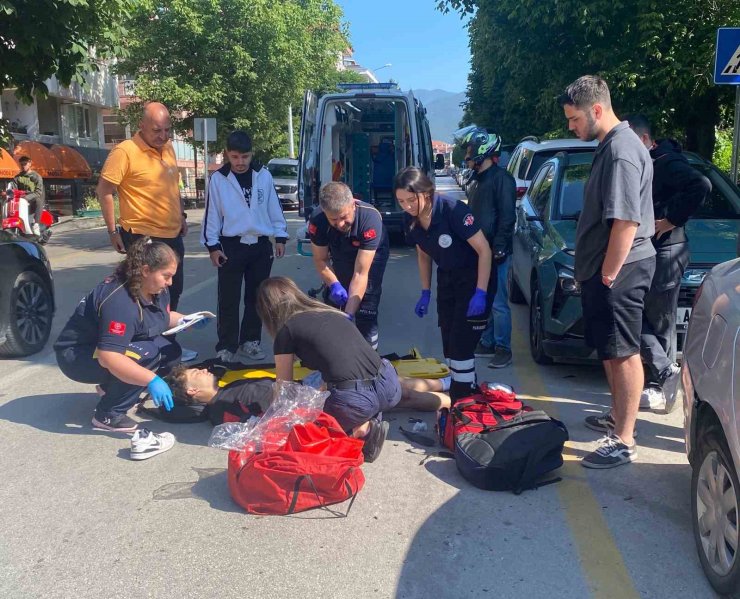 Hafif ticari araca çarparak savrulan motosikletli yaralandı