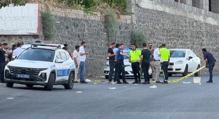 Diyarbakır’da seyir halindeki araca silahlı saldırı: 1 ağır yaralı