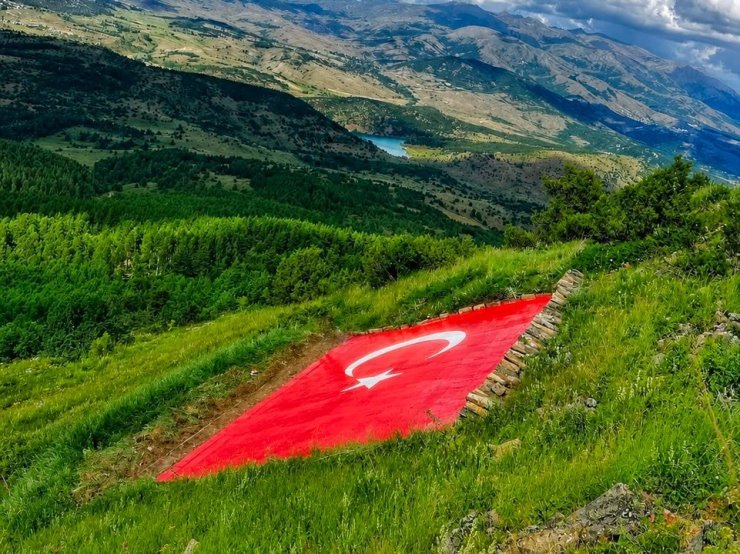 Kelkit Vadisi’nin simgesi dev Türk bayrağı yenilendi