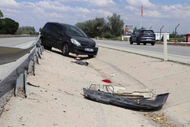 Karaman’da otomobil bariyerlere çarptı: Kaza anı kamerada