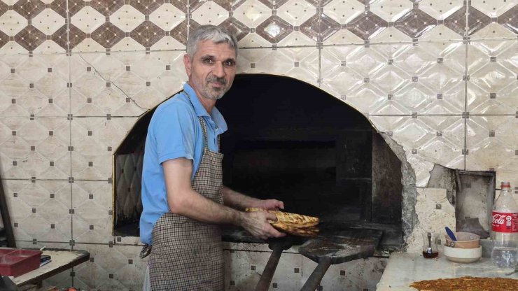 Adıyaman’da 400 derecelik fırının başında ekmek mesaisi