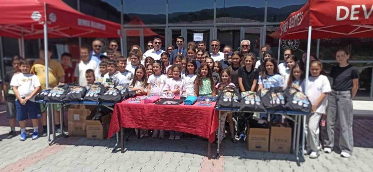 Devrek’te öğrencilere havuz malzemeleri hediye edildi