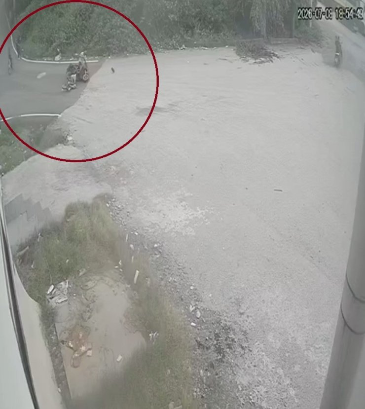 Motosiklet ve bisikletli çocuğun çarpıştığı anlar kamerada