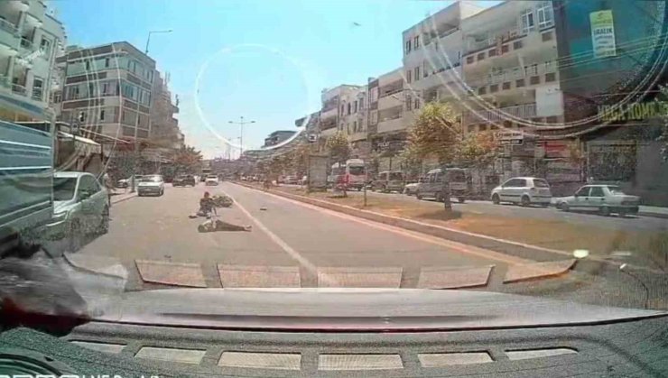 Otomobile arkadan çarpıp havada taklalar attılar: 1’i ağır 2 yaralı