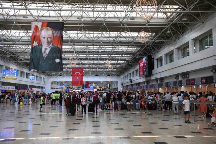 Bakan Uraloğlu: "İstanbul’daki iki havalimanımız, yılın ilk yarısında 78 ilin nüfusundan fazla yolcuyu ağırladı"