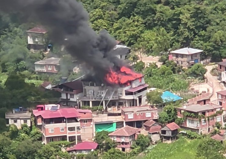 Ordu’da 3 katlı binada yangın