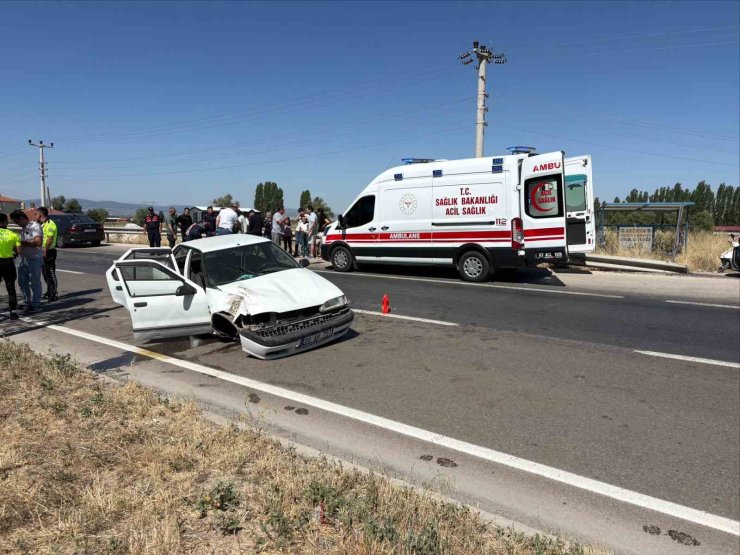 Bariyerlere çarpan otomobilde 6 kişi yaralandı