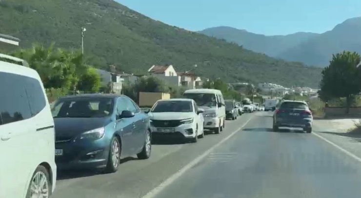 Kuşadası’nda milli park dönüşü yoğunluğu oluştu