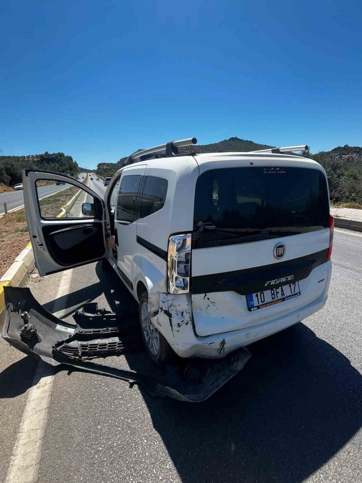 Burhaniye’de otomobiller çarpıştı