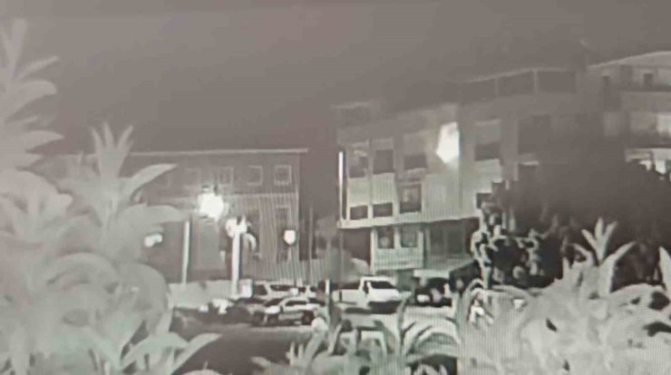 Balkonda oynayan çocuğun ateşle oyunu alt kattaki döşeme atölyesini küle çevirdi