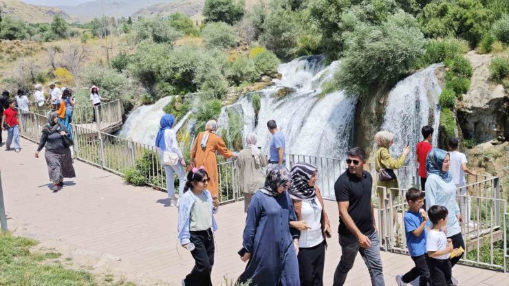 Debisi yükselen Muradiye Şelalesi’ne ziyaretçi akını