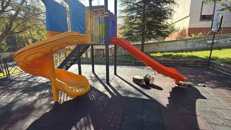 Çocuk parkındaki kaydıraklara yanık yağ döktüler