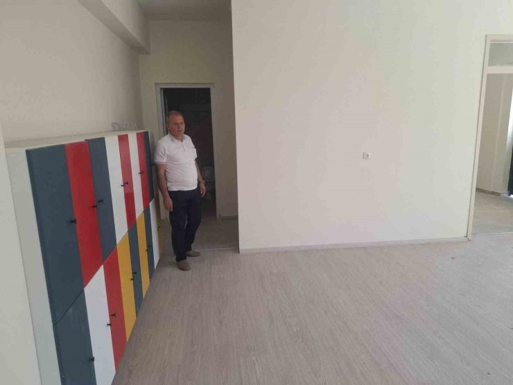 Göreve başlar başlamaz ilk durağı yeni okul oldu