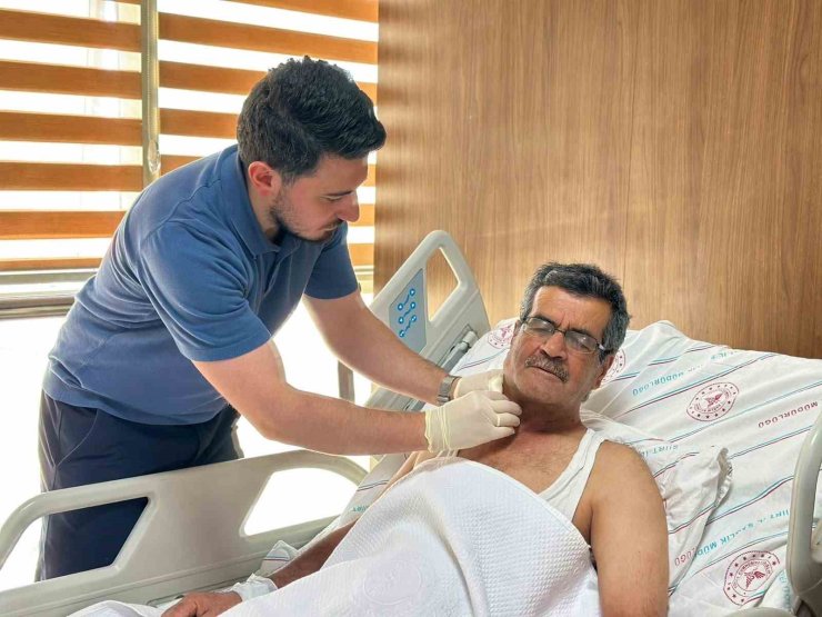 Siirt’te felç riski taşıyan hasta başarılı şah damarı ameliyatıyla sağlığına kavuştu