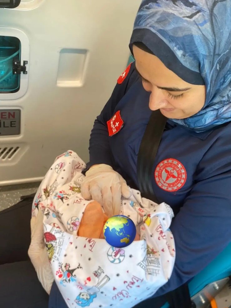 Şırnak’ta anne hastaneye yetişemedi, sağlık ekibi bebeği ambulansta doğurttu