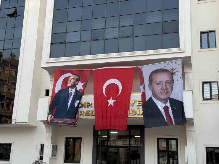 DEM Partili Iğdır Belediyesi binasına Cumhurbaşkanı Erdoğan’ın posteri asıldı