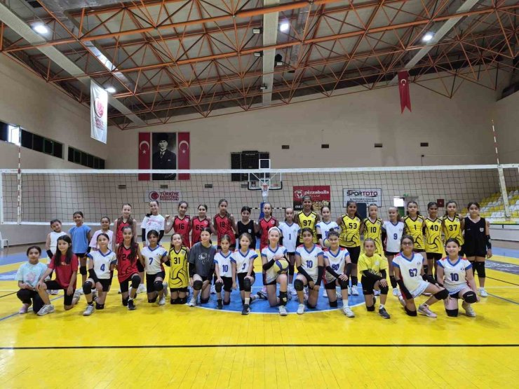 Burhaniye’de gençler spor ve sanatla tek yürek oluyor