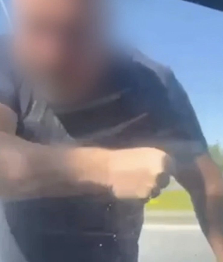 Trafikte araçtan inerek, otomobili tekmeleyen sürücüye 180 bin TL ceza yazıldı