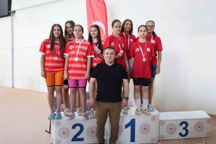 Yüzme müsabakalarında madalyalar sahiplerini buldu