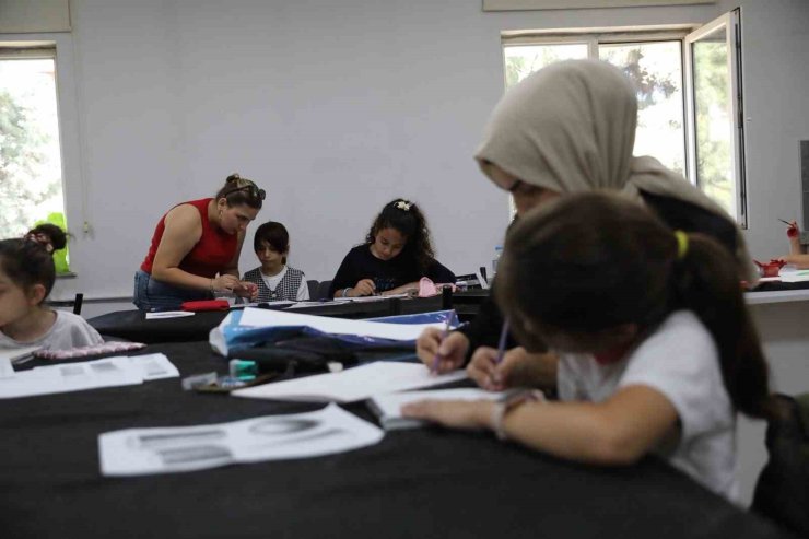Anne ve çocukları karakalem tezhip çalışması yaptı