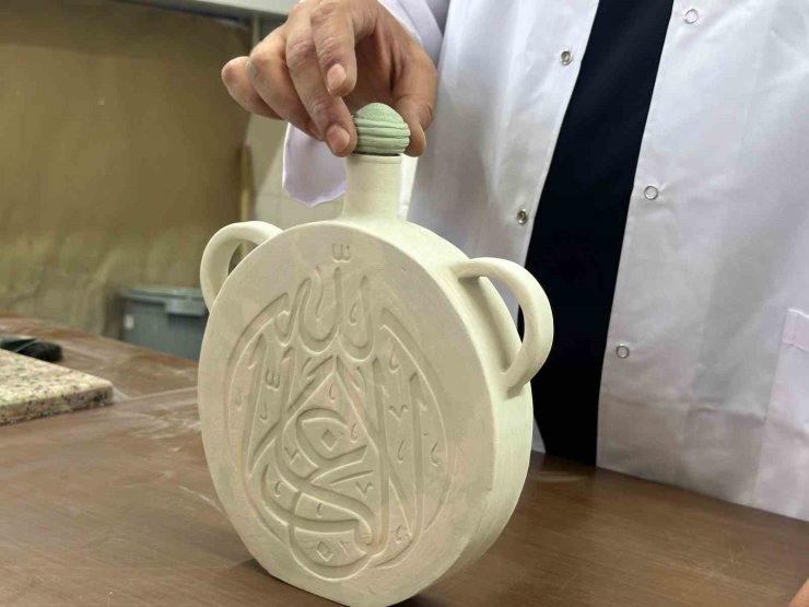 El ile şekillendirilen seramiğin fırından çıkıp son halini alması 1 hafta sürüyor