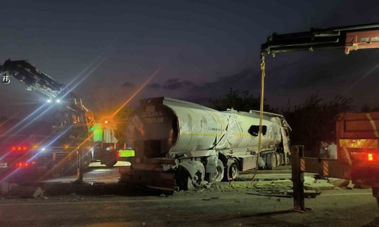 Erzin’de yakıt yüklü tanker devrildi