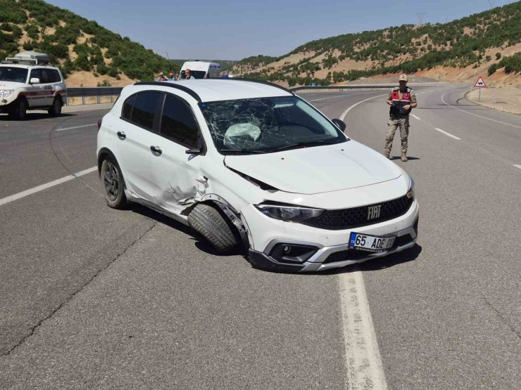 Bingöl’de otomobil bariyerlere çarptı: 4 yaralı