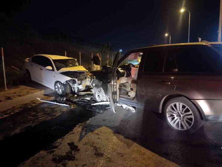 Sancaktepe’de ters yönden gelen otomobil, 2 araca çarptı: 2’si ağır 5 yaralı